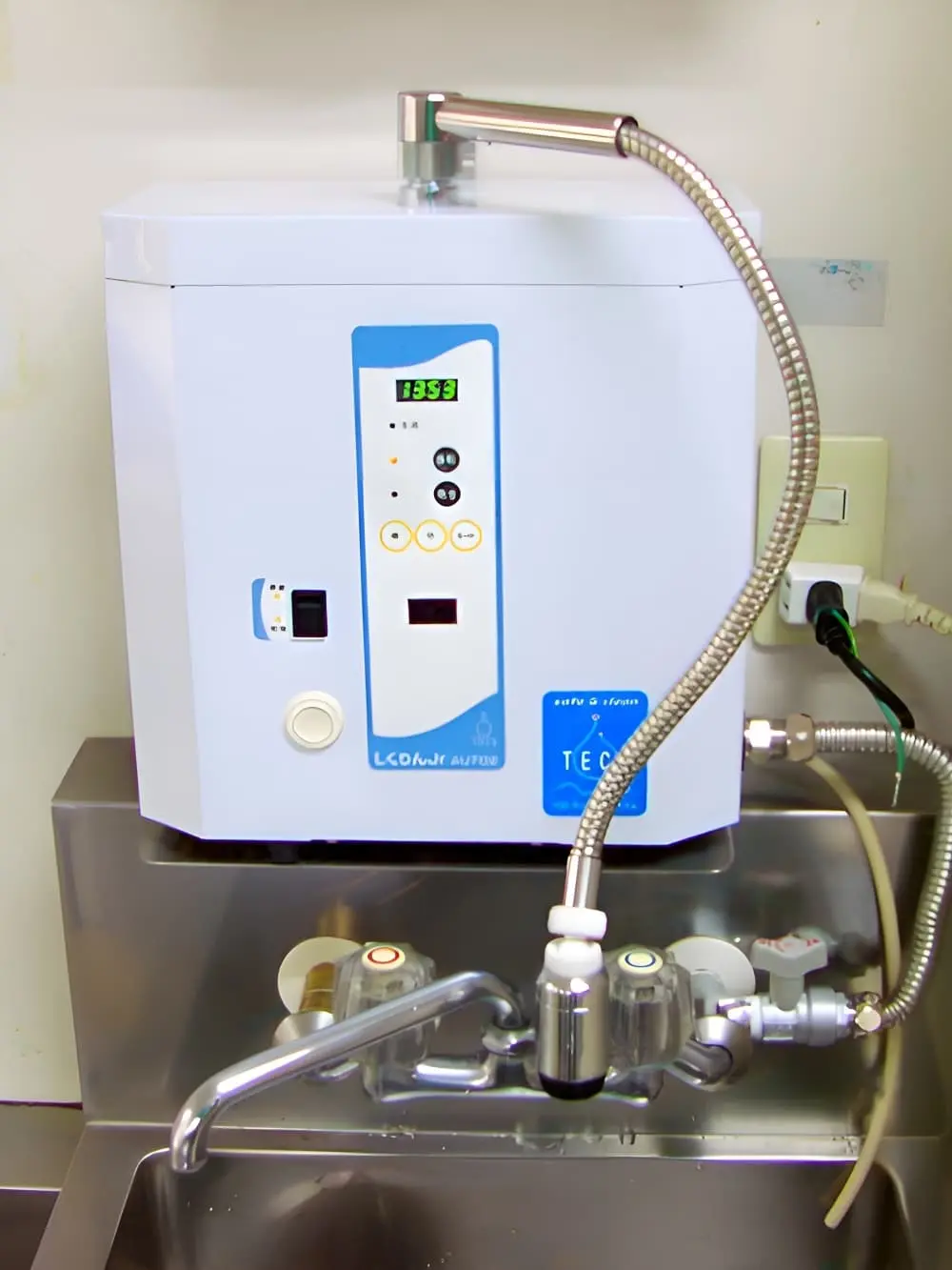 飲食店に設置されたオゾン水生成器「AICウォーターオゾナイザー（AWT-05）」