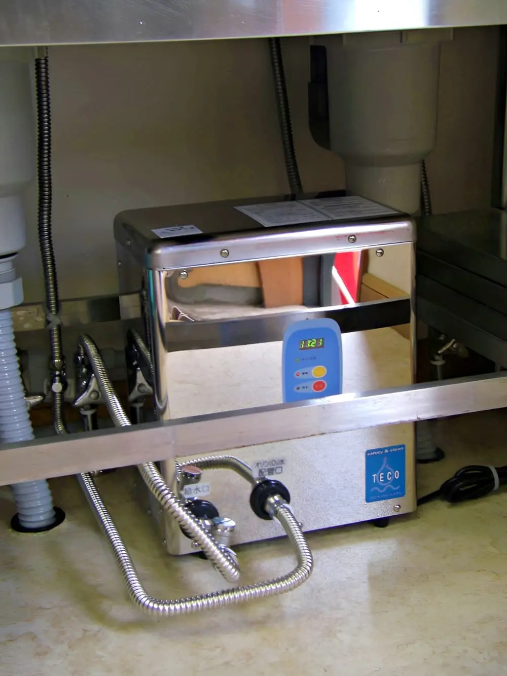 厨房に設置されたオゾン水生成器「AICウォーターオゾナイザー（AWT-15）」