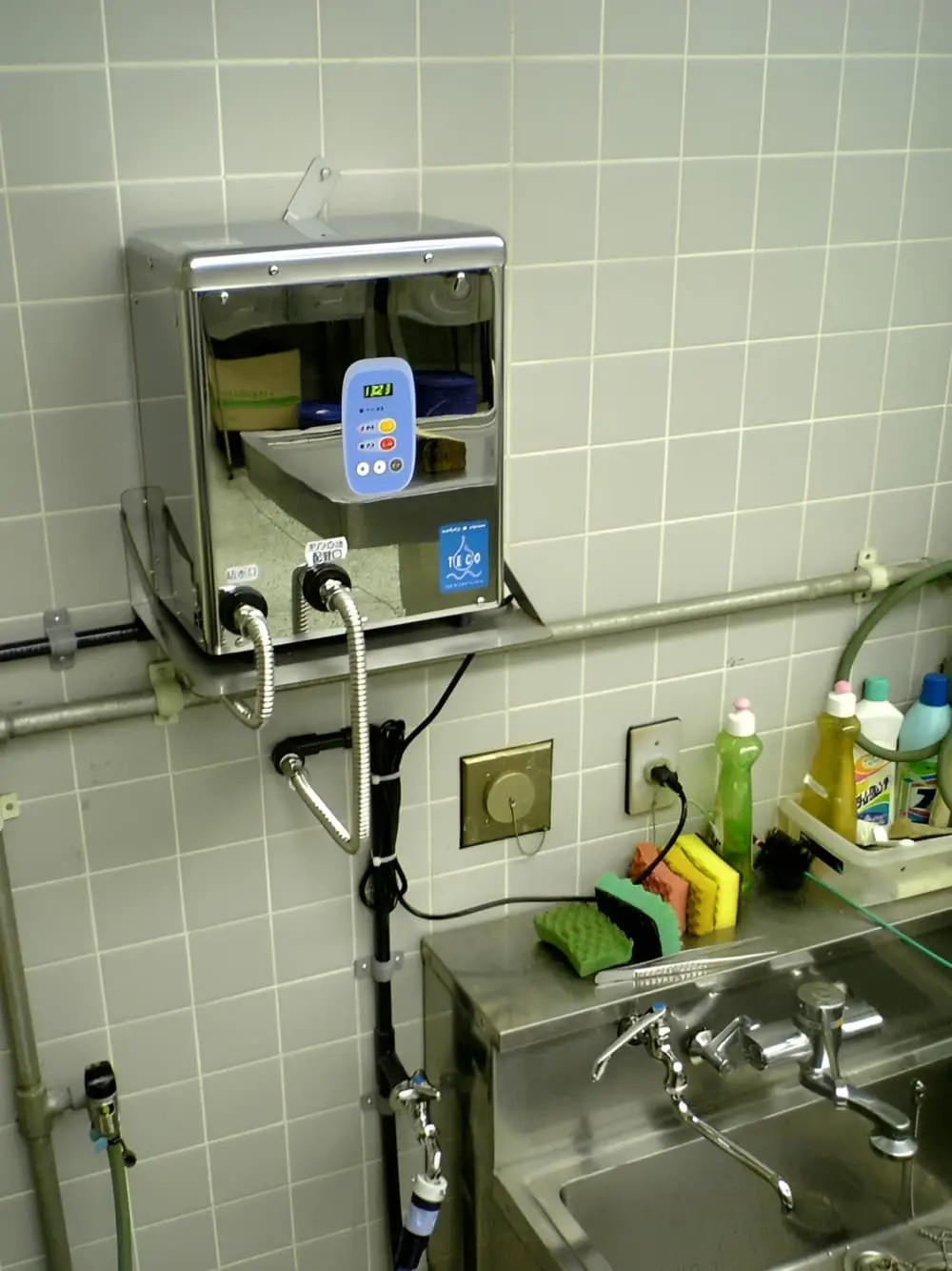 手洗い場に設置されたオゾン水生成器「AICウォーターオゾナイザー（AWT-15）」