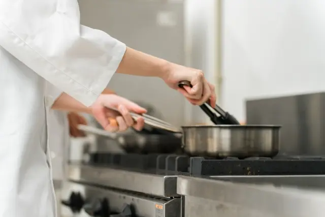 清潔に保たれた社員食堂の厨房イメージ