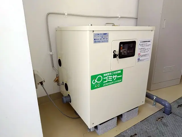 工場の社員食堂に設置された業務用生ゴミ処理機「ゴミサー」 GH-10型