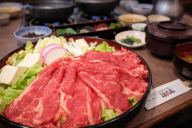 ドライブイン酒蔵様で提供されるすき焼きのイメージ画像