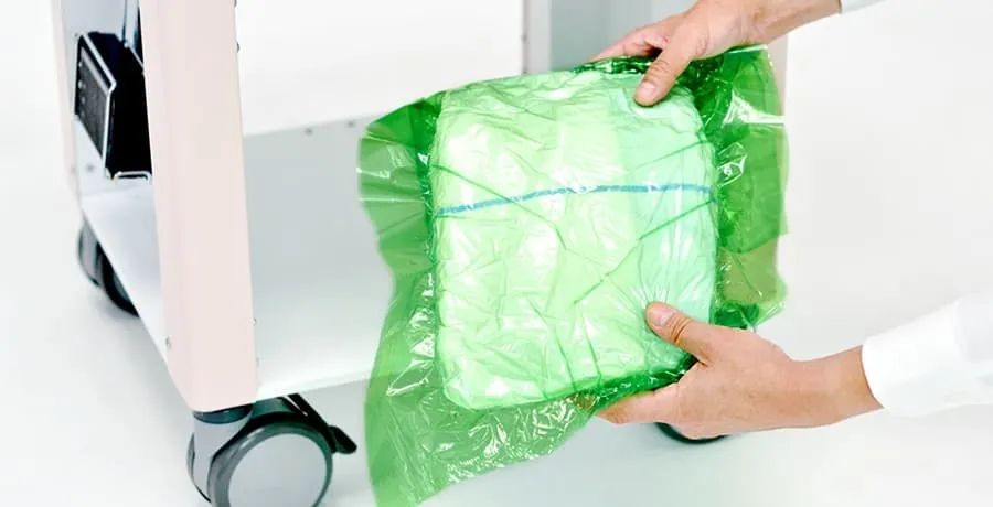 STEP2: パックされたおむつを取り出す様子