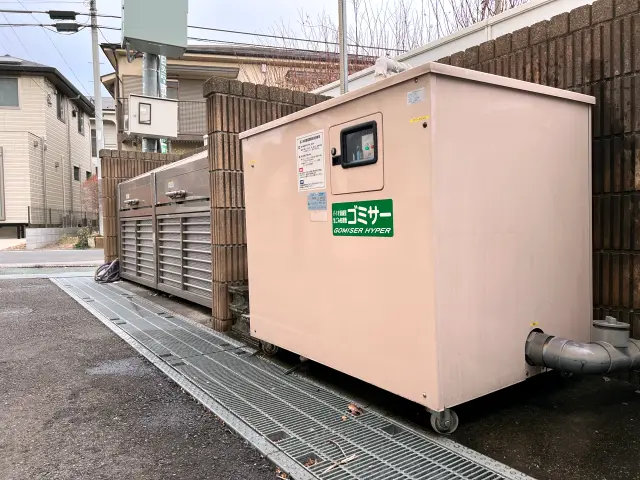 マンションのゴミ置き場に設置されたゴミサーのイメージ