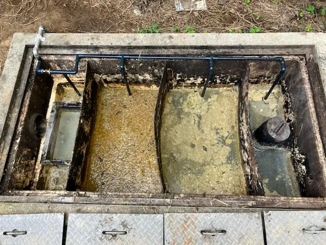 長野県の某保育園給食食堂の汚れたグリーストラップ