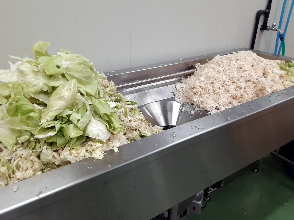 破砕機付きシンク　破砕された生ゴミは100ｍ離れた屋外の処理槽へ、固液分離機を経て送られます