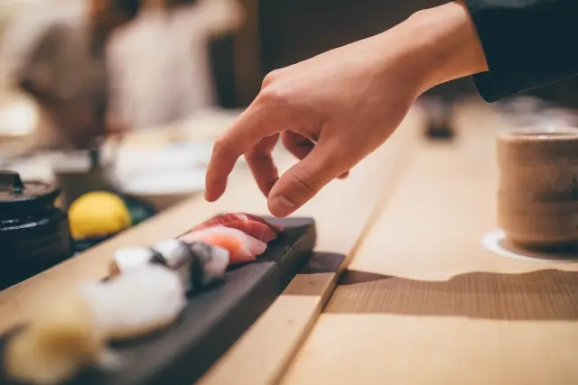 衛生管理が徹底された寿司店のカウンターイメージ