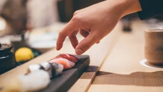 衛生管理が徹底された寿司店のカウンターイメージ