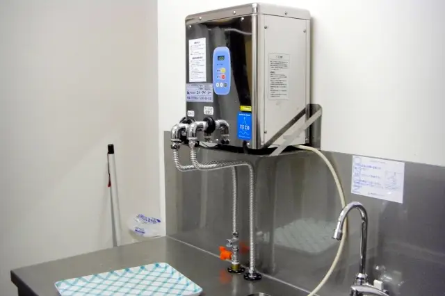 スーパーのバックヤードに設置されたAICウォーターオゾナイザー