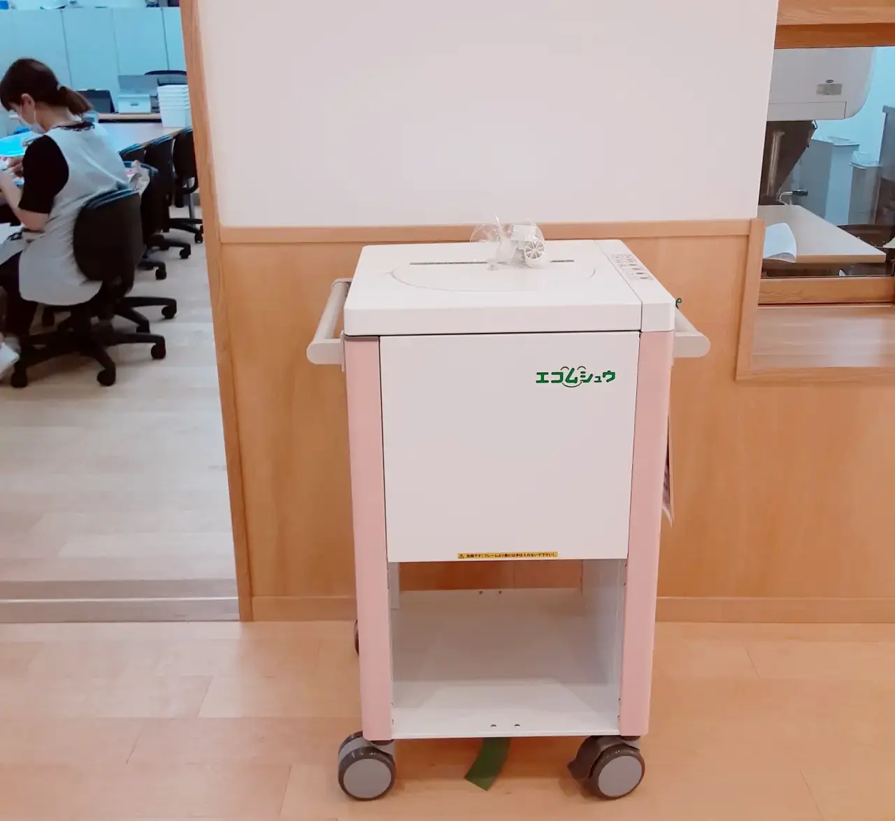 使用済みオムツの臭いや感染対策が課題となっている保育現場のイメージ