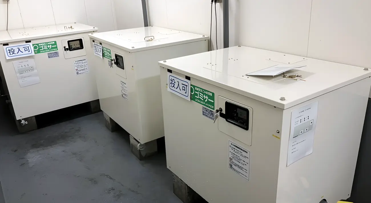 The commercial food waste processor Gomiser, ideal for food waste countermeasures in hotel kitchens and banquet halls. Three Gomiser GH-35 units installed in a hotel.