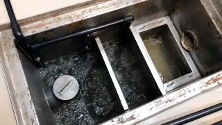 AICグリースオゾナイザーを導入したことで綺麗になった吉祥寺ラーメンチェーン店のグリーストラップ