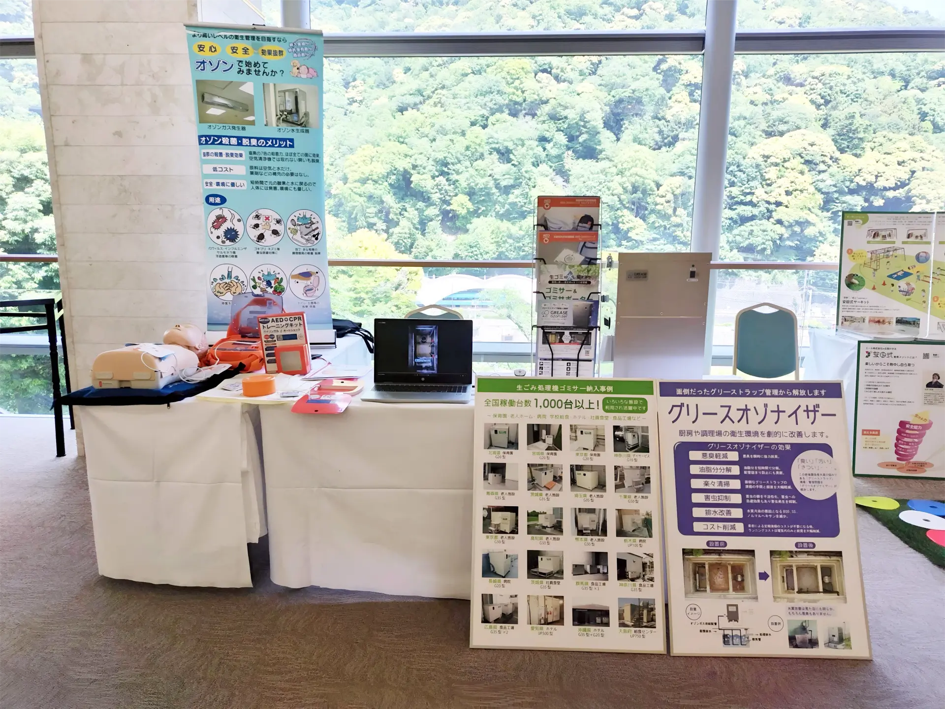日本保育協会神奈川県支部総会にて、保育関係者の皆様へ製品をご案内する弊社スタッフ