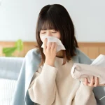 福岡県で流行っている「謎の風邪」に掛かってしまった女性のイメージ