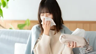 福岡県で流行っている「謎の風邪」に掛かってしまった女性のイメージ