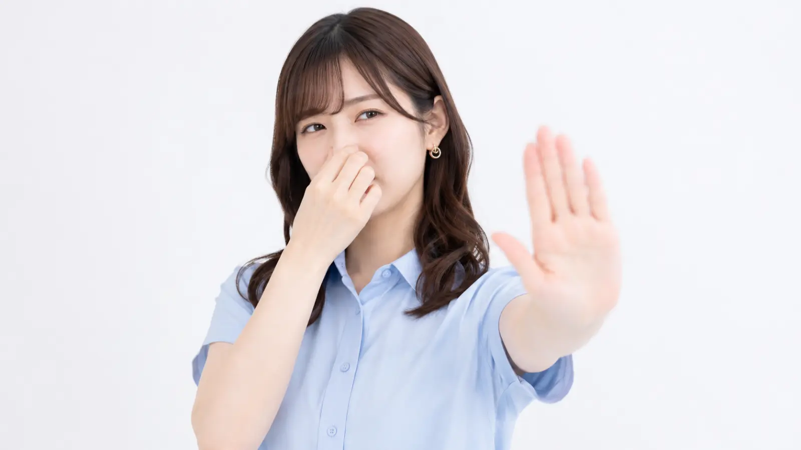 客席に届く厨房からの嫌な臭いに顔をしかめるお客様。オゾンの力で悪臭を根本から消滅させ、顧客満足度の低下やクレームを防ぐイメージ