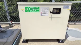 滋賀県の食品工場に導入された業務用生ゴミ処理機「ゴミサー」GH-35型の設置風景