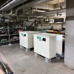 ホテル万惣のバックヤード（設備スペース）にて、最適なレイアウトで設置された生ごみ処理機「ゴミサー」GH35型（2台）