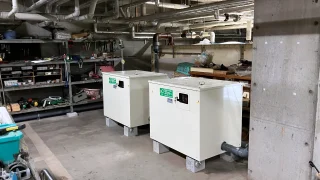 ホテル万惣のバックヤード（設備スペース）にて、最適なレイアウトで設置された生ごみ処理機「ゴミサー」GH35型（2台）