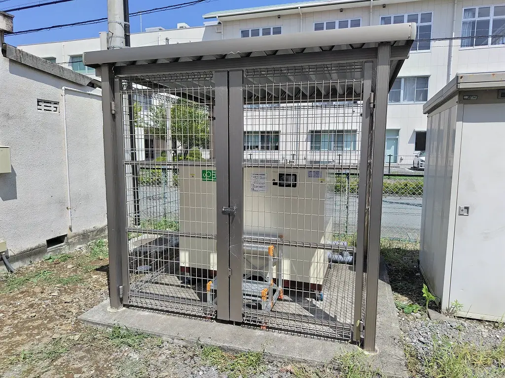 静岡県清水町西小学校様に導入された業務用生ゴミ処理機「ゴミサー」GH-50型の設置現場
