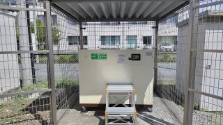 堆肥の取り出し作業がなくなり、給食室のスタッフ様の業務負担を劇的に軽減したクリーンな稼働風景