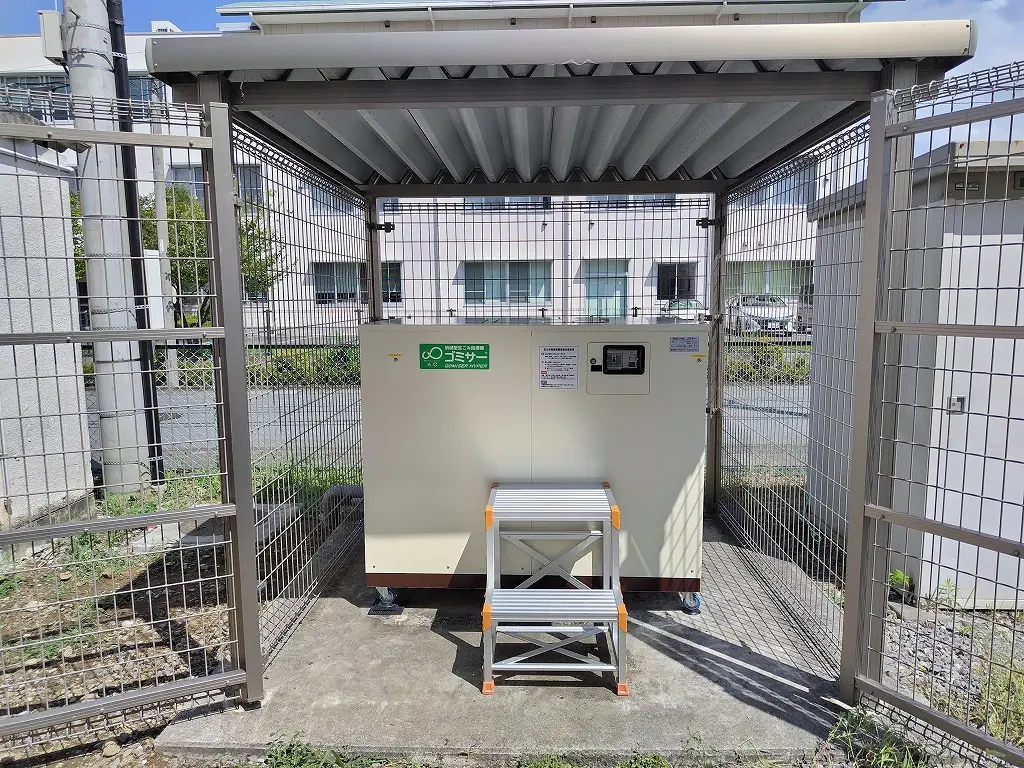 堆肥の取り出し作業がなくなり、給食室のスタッフ様の業務負担を劇的に軽減したクリーンな稼働風景