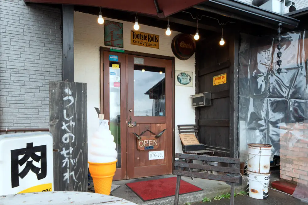 栃木県小山市の焼肉店「うしやのせがれ」様の店舗外観（グリースオゾナイザー導入店舗）