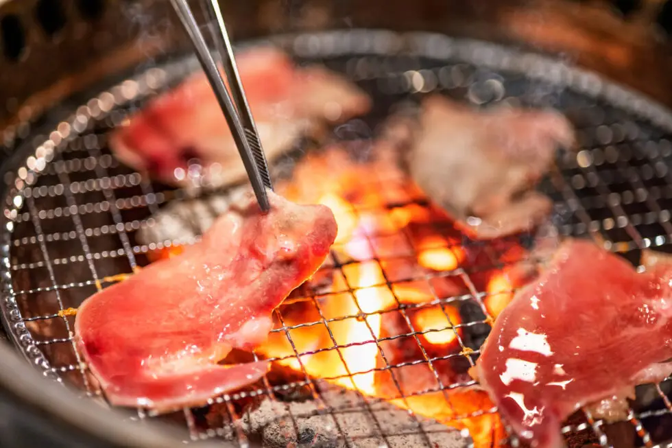 焼肉店「うしやのせがれ」様で提供される上質な和牛の焼肉イメージ