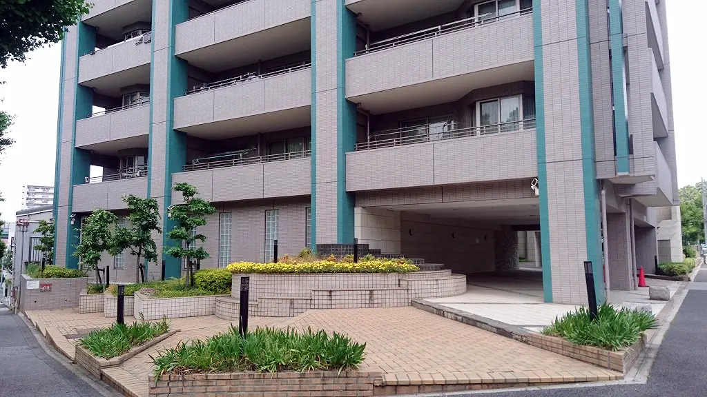 Exterior of the extinction-type food waste disposer installed compactly in a corner of a condominium waste storage area in Aichi Prefecture, protecting the residents' living environment