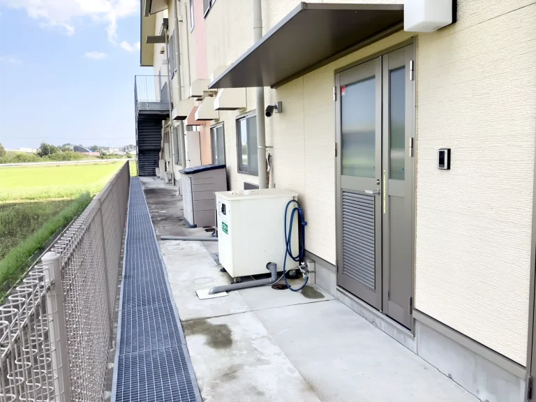 神戸保育園様へ新たに導入された、業務用生ごみ処理機ゴミサー GH-20型の設置現場。堆肥取り出しや水分調整が一切不要な「水化・消滅方式」により、日々の運用負担を劇的に改善しました