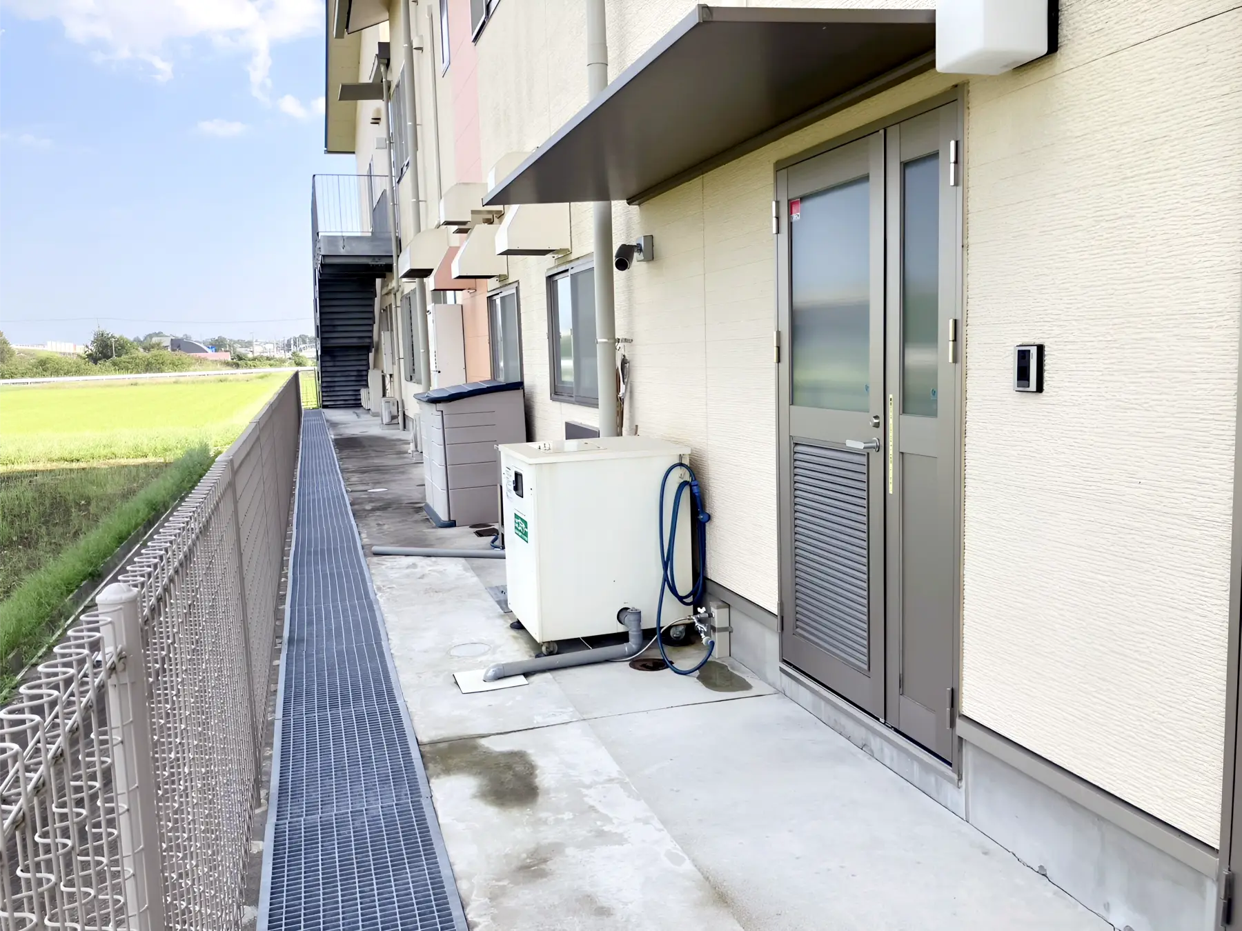 神戸保育園様へ新たに導入された、業務用生ごみ処理機ゴミサー GH-20型の設置現場。堆肥取り出しや水分調整が一切不要な「水化・消滅方式」により、日々の運用負担を劇的に改善しました