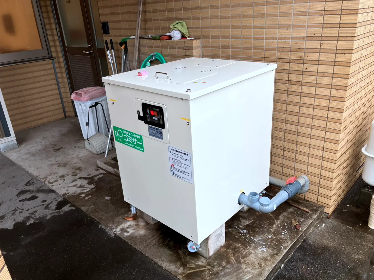 相武台新日本こども園様の屋外スペースに新たに設置（入れ替え）された、業務用生ごみ処理機ゴミサーGH-20型