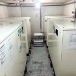 ホテル ユニバーサル ポート様の狭小なゴミ庫内に最適配置された、業務用生ごみ処理機ゴミサー GH-75型（4台・1日300kg処理）の稼働現場