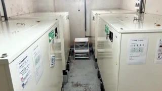 ホテル ユニバーサル ポート様の狭小なゴミ庫内に最適配置された、業務用生ごみ処理機ゴミサー GH-75型（4台・1日300kg処理）の稼働現場