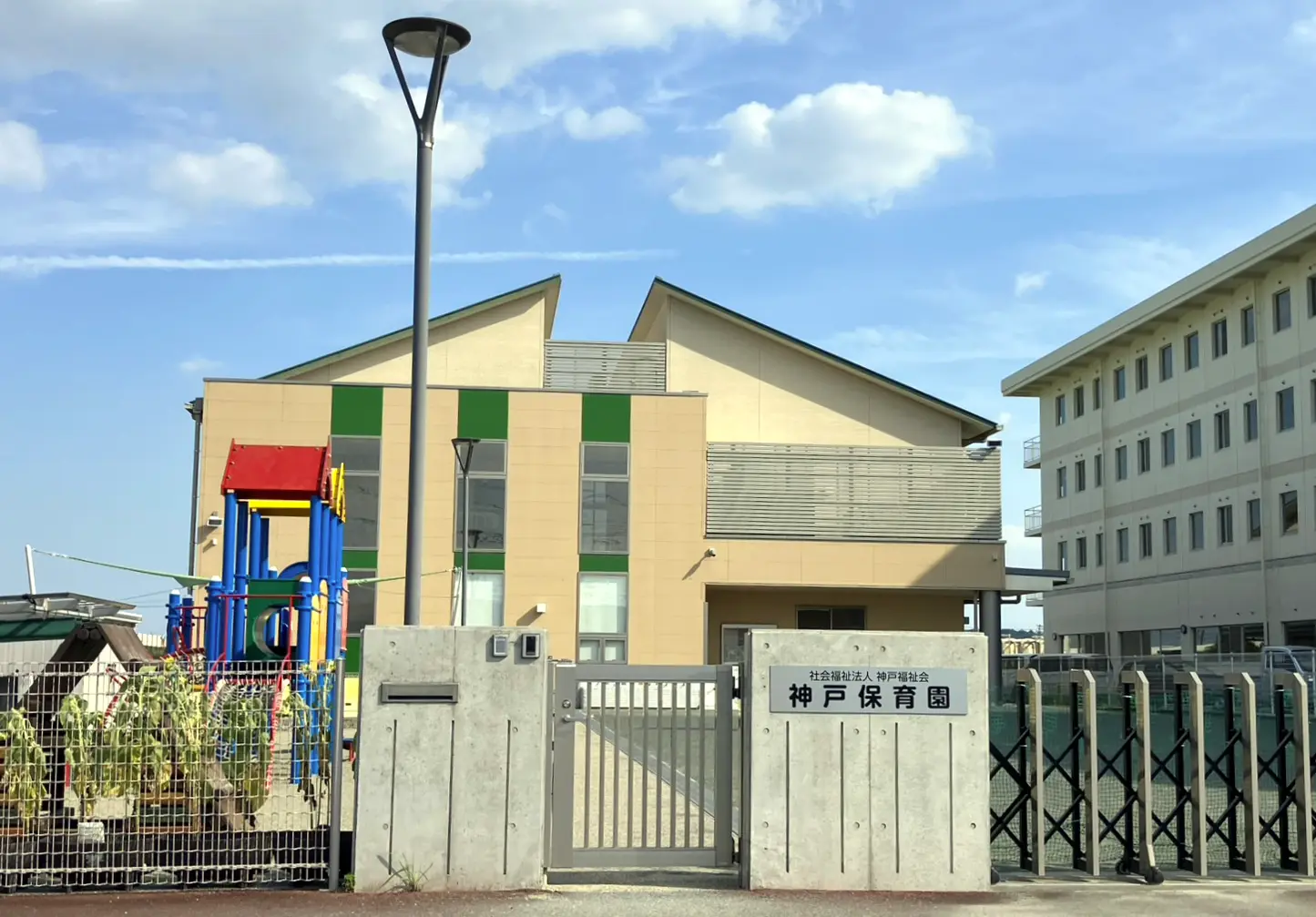 三重県松阪市の神戸保育園様（社会福祉法人 神戸福祉会）の外観。業務用生ごみ処理機ゴミサーへの入れ替え導入により、職員の皆様の作業負担軽減とクリーンな衛生管理を実現